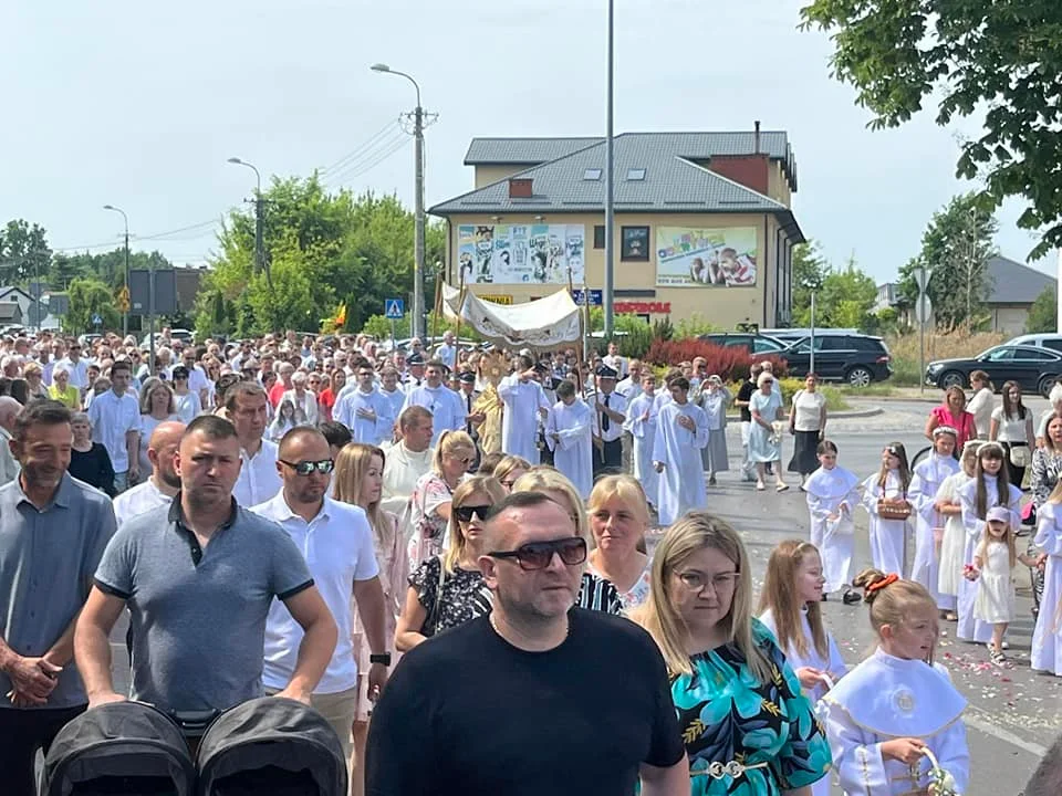 Procesja Bożego Ciała w parafii Matki Kościoła w Łukowie