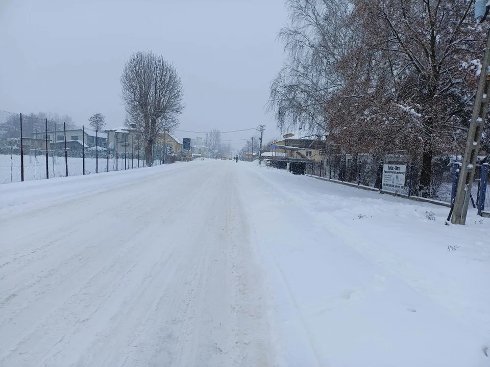 Wilków zasypany. Trudne warunki na drogach i na chodnikach (ZDJĘCIA) - Zdjęcie główne