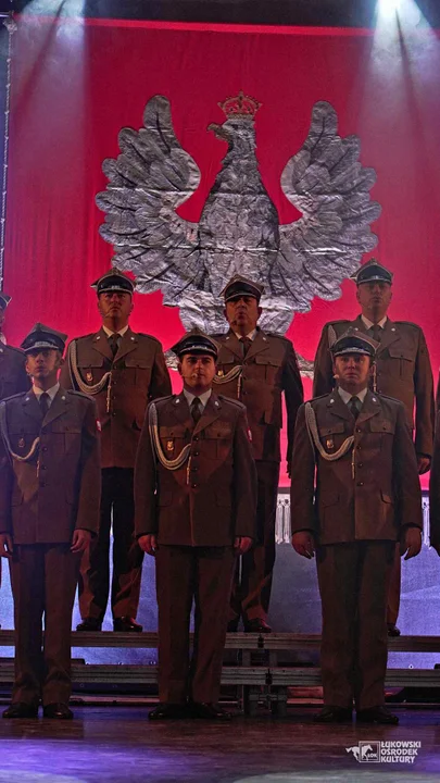 ŁUKÓW Reprezentacyjny Zespół Artystyczny Wojska Polskiego wystąpił w „Jedynce”.Pieśni i piosenki wojskowe.