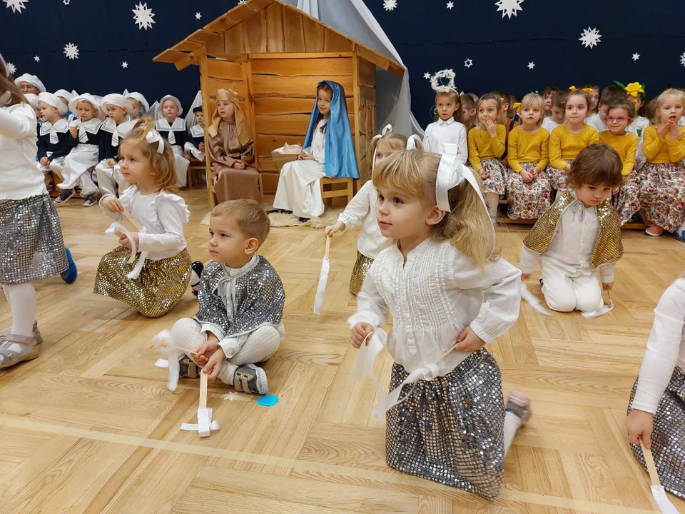 Jasełka w Przedszkolu Sióstr Nazaretanek w Łukowie (ZDJĘCIA). Dla babć i dziadków z okazji ich styczniowego święta