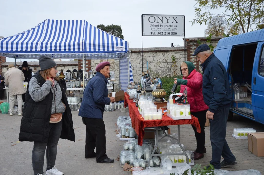 Przedświąteczny ruch przy cmentarzach w Chodlu i Poniatowej