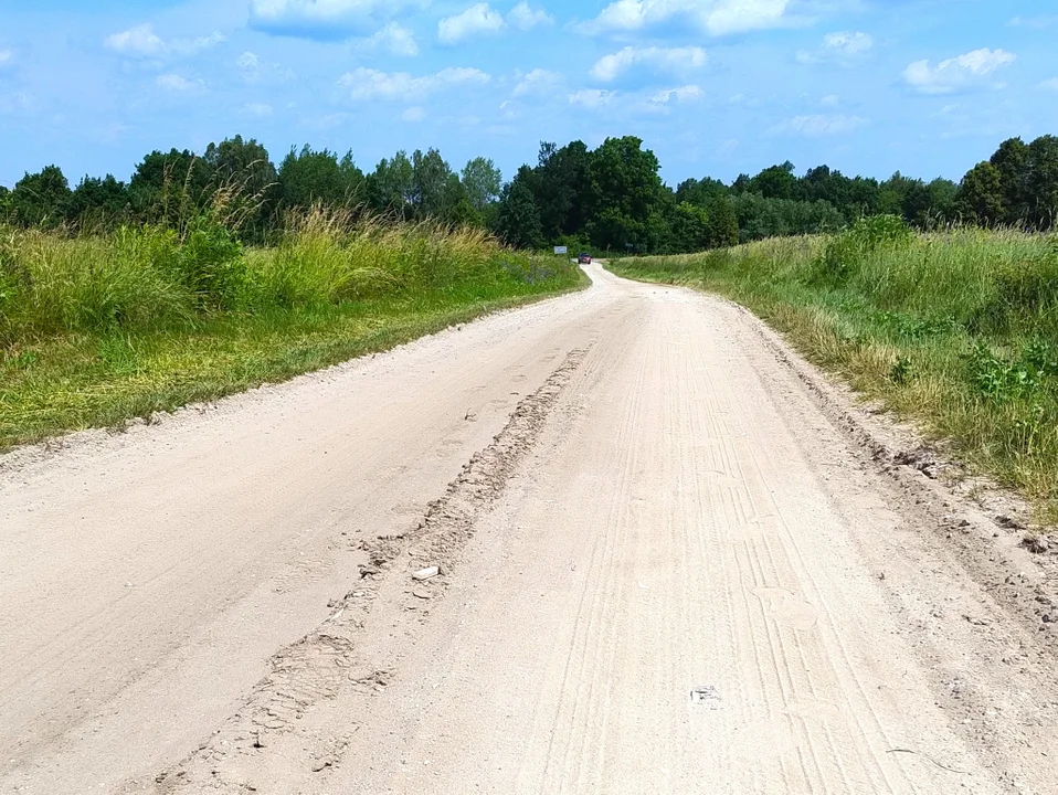 Nowa technologia na gruntówkach. Gmina Puławy testuje recykler drogowy (zdjęcia)