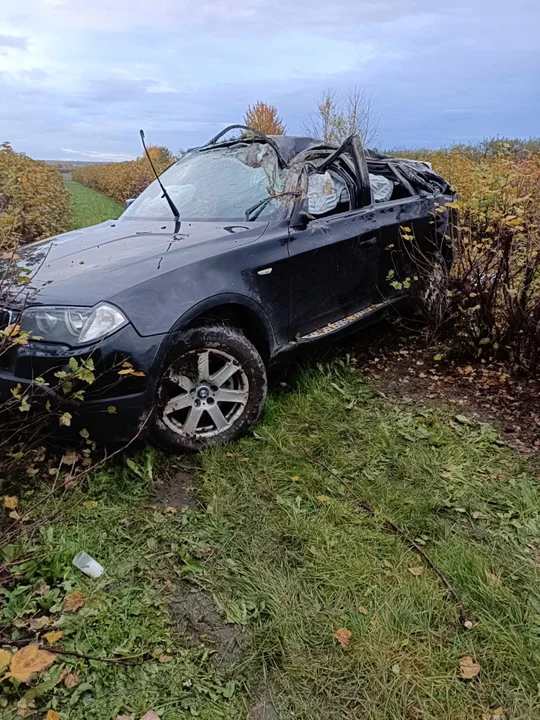 Gmina Łaziska: BMW wypadło z drogi i koziołkowało (ZDJĘCIA) - Zdjęcie główne