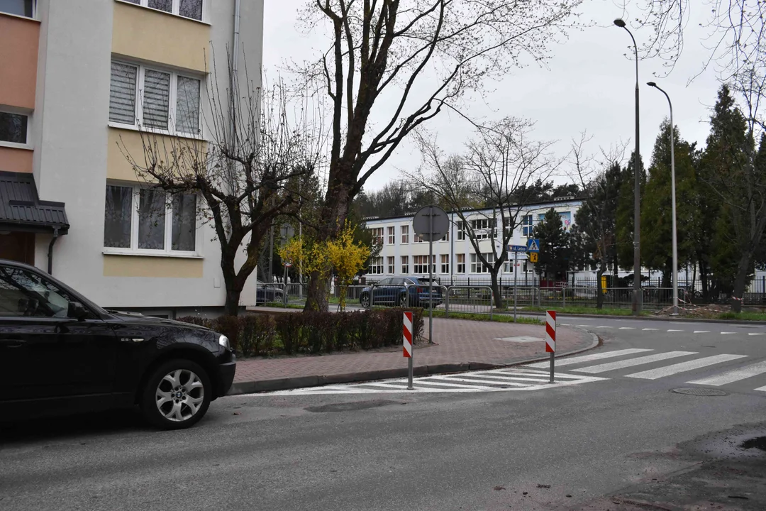 Piesi na ul. Leśnej bezpieczniejsi. Teraz nikt tu nie zaparkuje - Zdjęcie główne