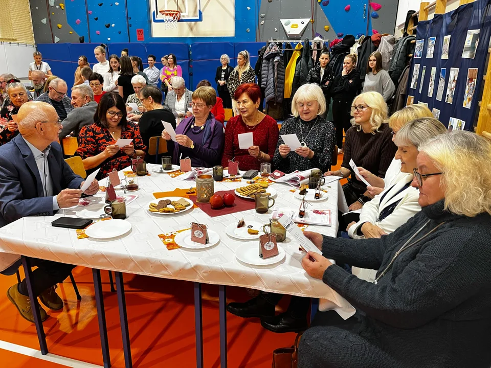 Młodzi i starsi spotkali się na herbatce w „Dwójce”. Seniorzy z „Drugiej Młodości” w szkole - Zdjęcie główne