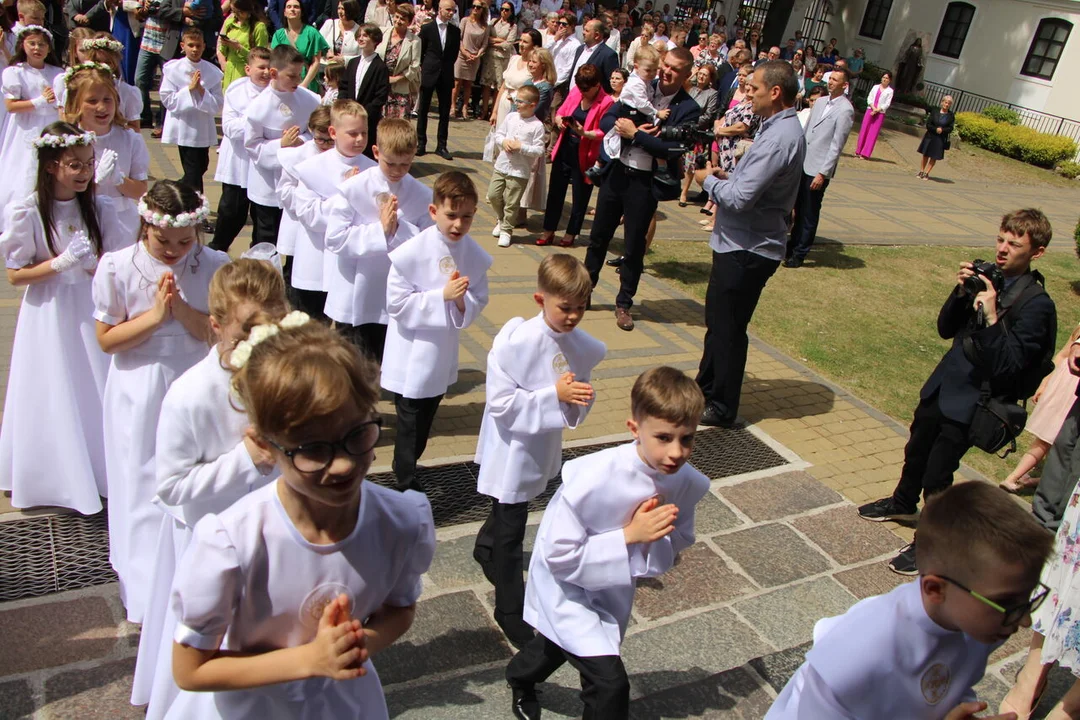 Ks. Juźko: Rodzice, błogosławcie swoje dzieci! Pierwsza komunia w parafii św. Anny w Lubartowie - II grupa (zdjęcia) - Zdjęcie główne