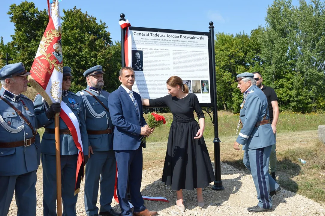 Uroczystość odsłonięcia ronda im. generała Tadeusza Rozwadowskiego w Chodlu