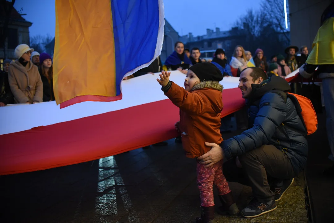 Obchody 3. rocznicy wybuchu wojny w Ukrainie. Śpiewanie hymnu i wielka flaga [DUŻO ZDJĘĆ] - Zdjęcie główne