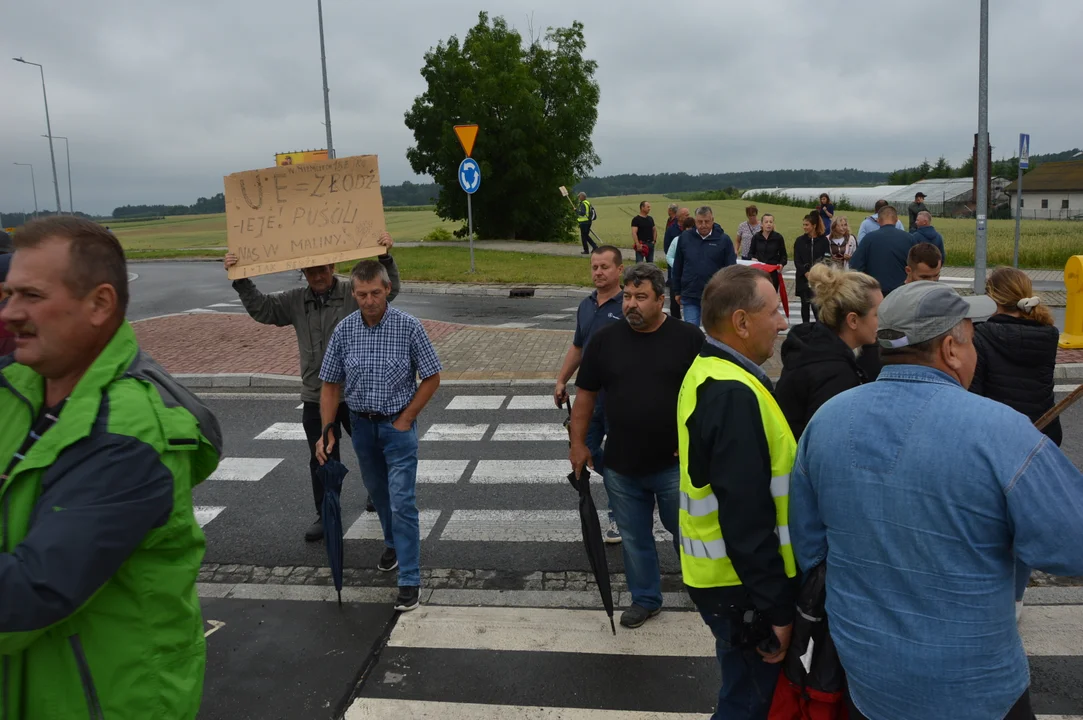 Protest producentów malin w Opolu Lubelskim. Dzień drugi