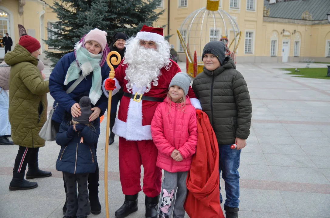 Rozświetlenie choinki  na dziedzińcu Pałacu Potockich.