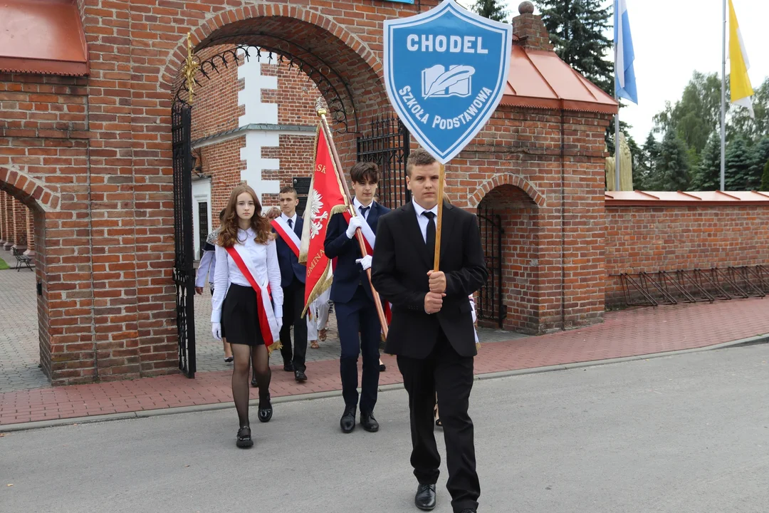 Podwójny jubileusz szkoły w Chodlu. 15 lat z patronem i 130 lat tradycji oświatowych (zdjęcia) - Zdjęcie główne