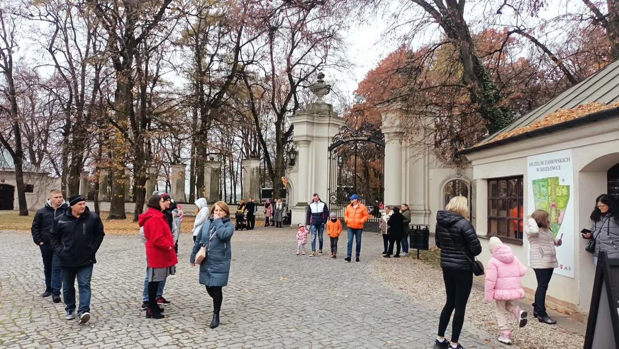 Setki chętnych do odwiedzenia Muzeum Zamoyskich w Kozłówce. Trwa Dzień Otwartych Drzwi [ZDJĘCIA, VIDEO] - Zdjęcie główne