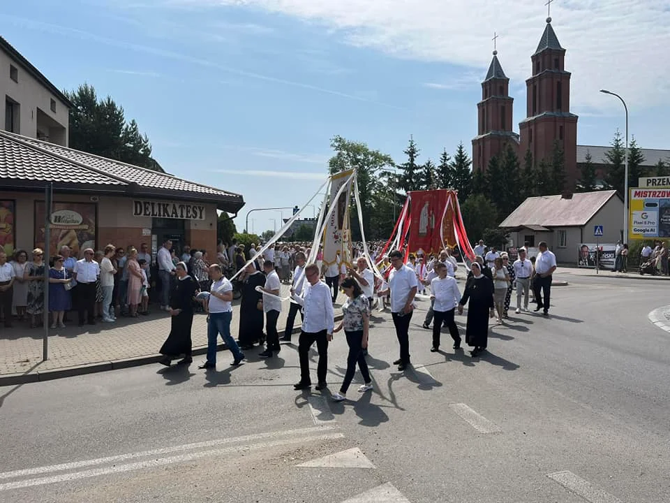 Procesja Bożego Ciała w parafii Matki Kościoła w Łukowie