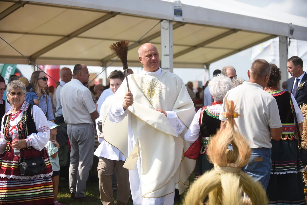 Poświęcono wieńce dożynkowe. Było też dzielenie się chlebem [ZDJĘCIA] - Zdjęcie główne