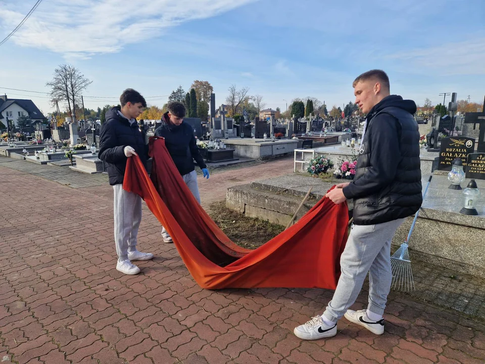 Piękna akcja licealistów z Żelechowa. Wybrali się na cmentarz, by zadbać o zabytkowe groby