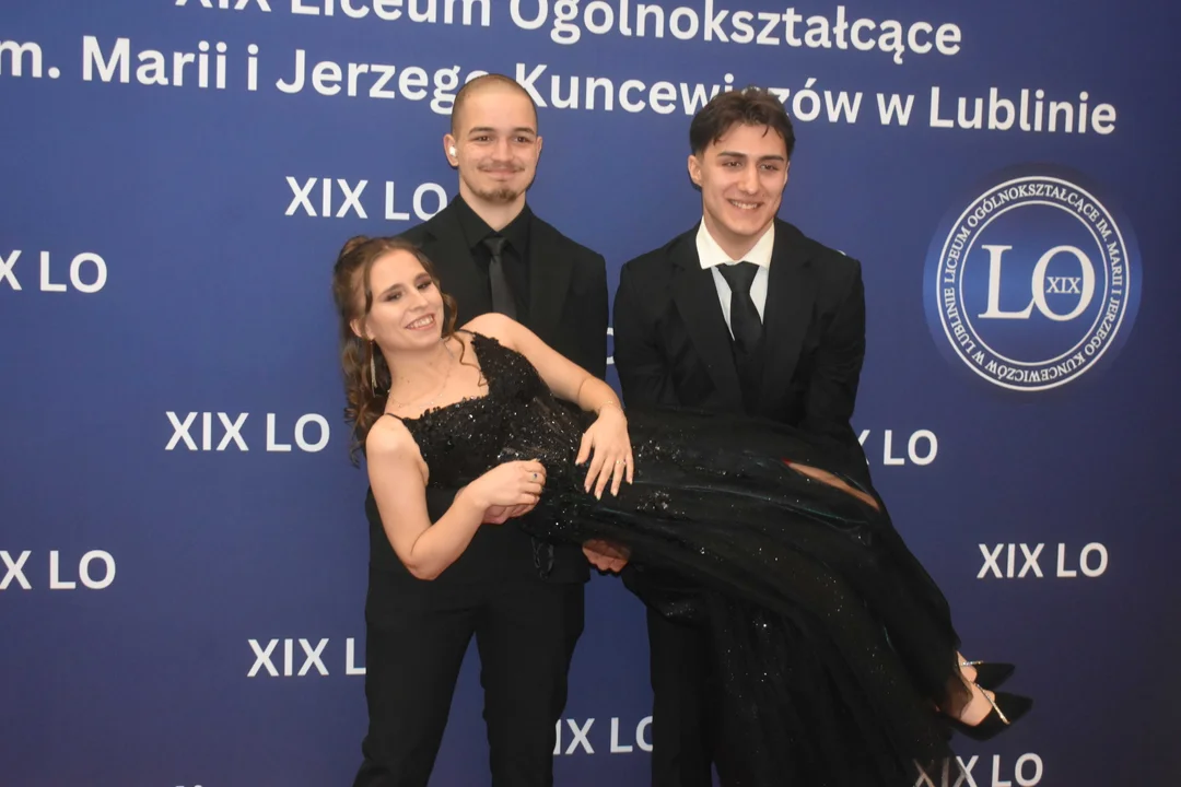 Studniówka uczniów XIX LO w Lublinie. Tak maturzyści odliczają do egzaminu dojrzałości [FOTO] - Zdjęcie główne