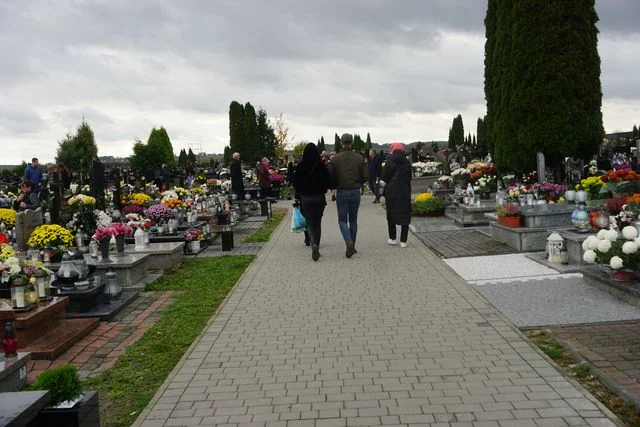 Opole Lubelskie: Tłumy na cmentarzu