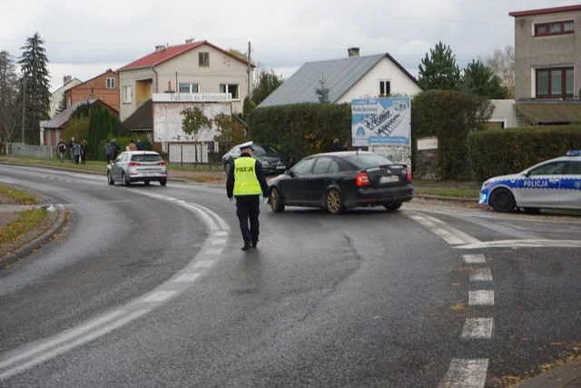 Opole Lubelskie: Drogówka kieruje ruchem przy cmentarzu (ZDJĘCIA) - Zdjęcie główne