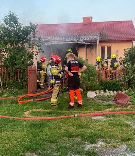 Lubelskie: Pożar domu w powiecie kraśnickim. Policjanci pomogli wynieść seniorkę