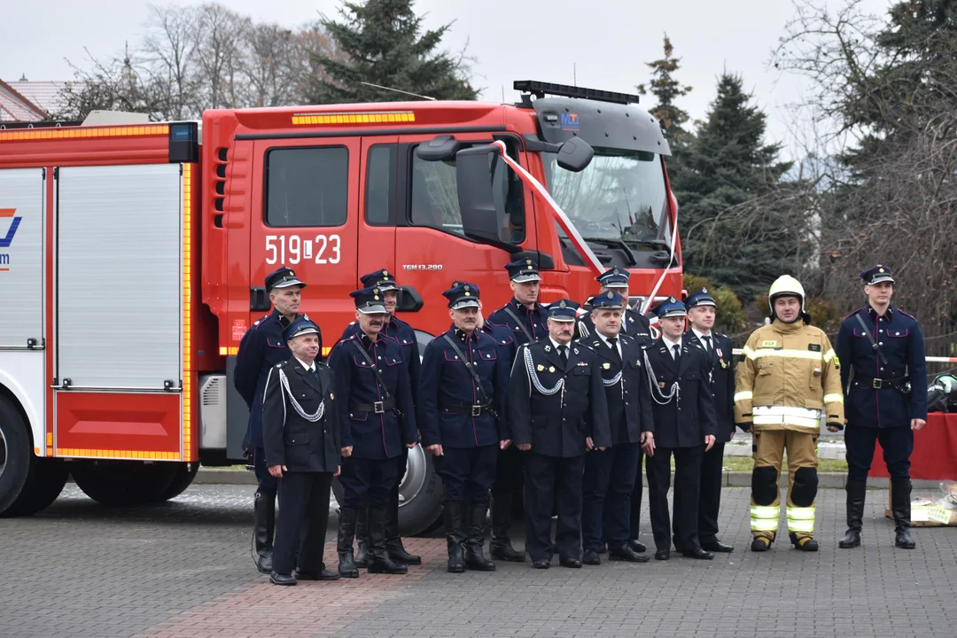 Ochotnicy z Kąkolewnicy mają nowy wóz. Wielkie przywitanie z głównym komendantem na czele (ZDJĘCIA) - Zdjęcie główne