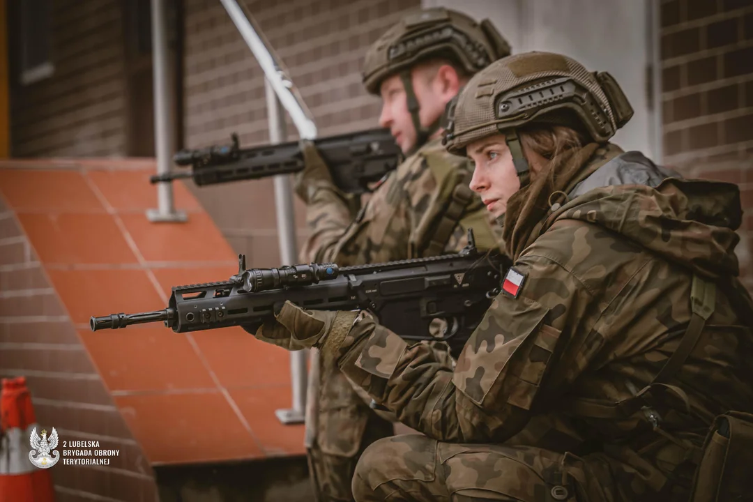 Lubelscy terytorialsi przeprowadzili szturm i unieszkodliwili terrorystów. Ćwiczenia w zakładzie produkcyjnym - Zdjęcie główne