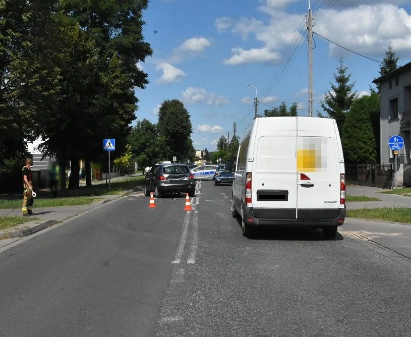 Powiat bialski: Dostawczak wjechał w samochód, który zatrzymał się przed przejściem