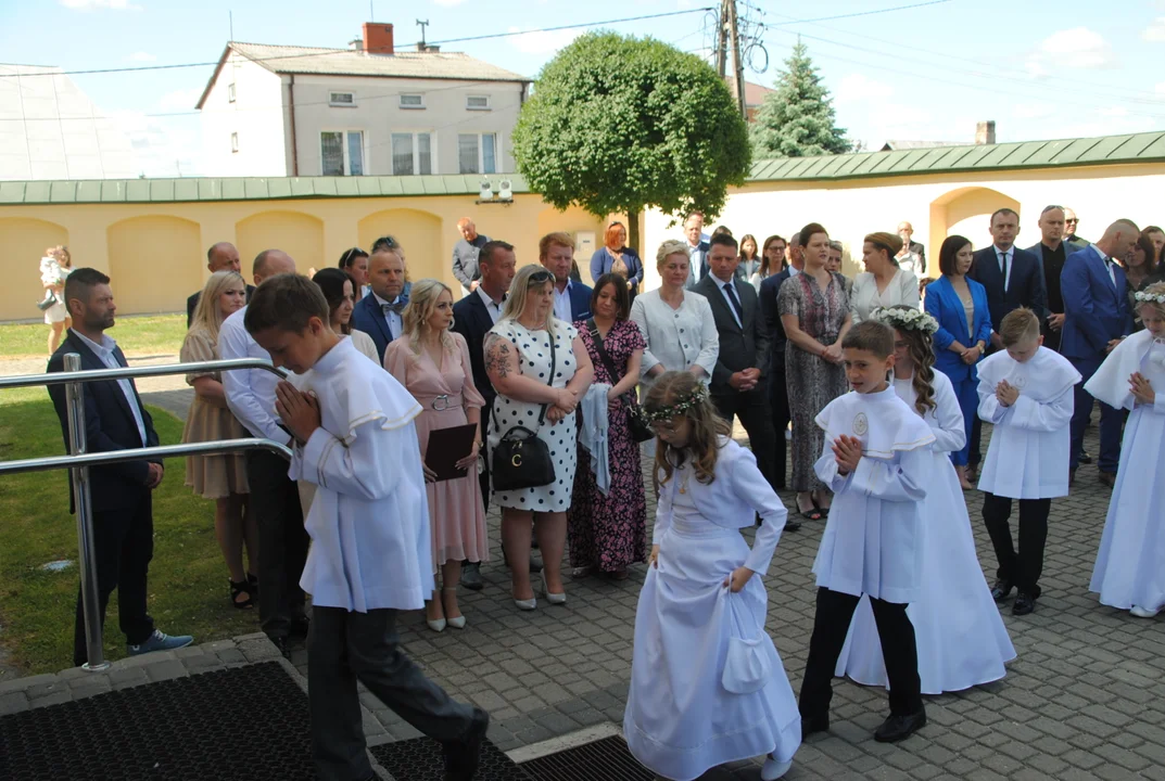 Uczniowie z klas III A i III C z SP nr 2 w Opolu Lubelskim przystąpili do I Komunii Świętej 3 czerwca o godz. 10