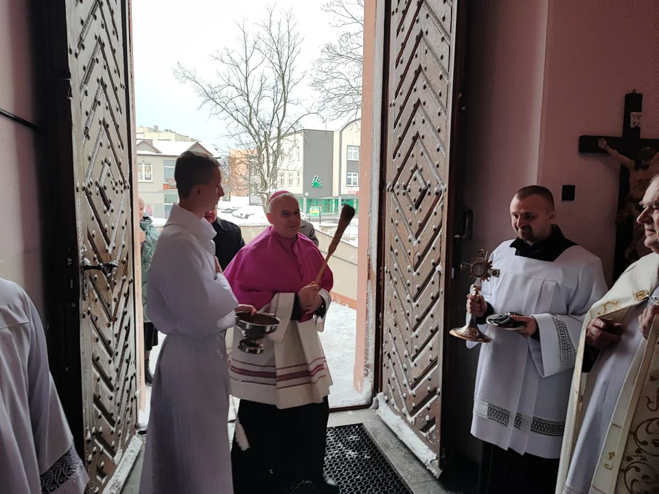 Biskup Grzegorz Suchodolski odwiedził Parafię Podwyższenia Krzyża Św. Ingres Biskupa z plebanii do kościoła i msza święta