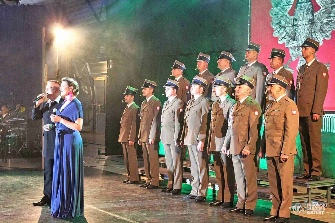 ŁUKÓW Reprezentacyjny Zespół Artystyczny Wojska Polskiego wystąpił w „Jedynce”.Pieśni i piosenki wojskowe.