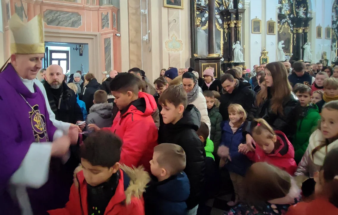 Dzieci z rodzicami modliły się podczas mszy św. z udziałem Bpa Grzegorza Suchodolskiego. Błogosławieństwo przez nałożenie rąk