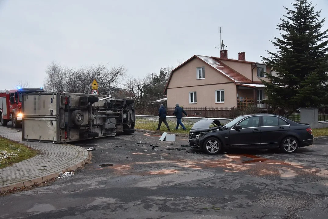 Województwo lubelskie: Osobówka i dostawczak zderzyły się na skrzyżowaniu. Dwie osoby w szpitalu - Zdjęcie główne