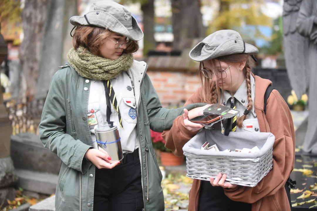 Harcerze zbierają na obóz. Sprzedają znicze i zapałki na lubelskim cmentarzu [ZDJĘCIA]