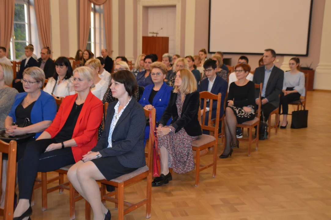 Wręczenie nagród dla nauczycieli i uczniom w ramach Dnia Edukacji Narodowej