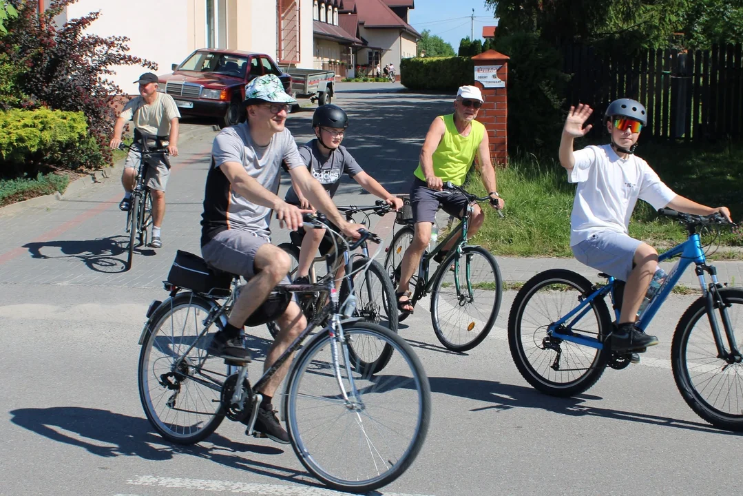 Rekordowy rajd rowerowy na styku Obszy i Starego Dzikowa zakończony sukcesem (foto) - Zdjęcie główne