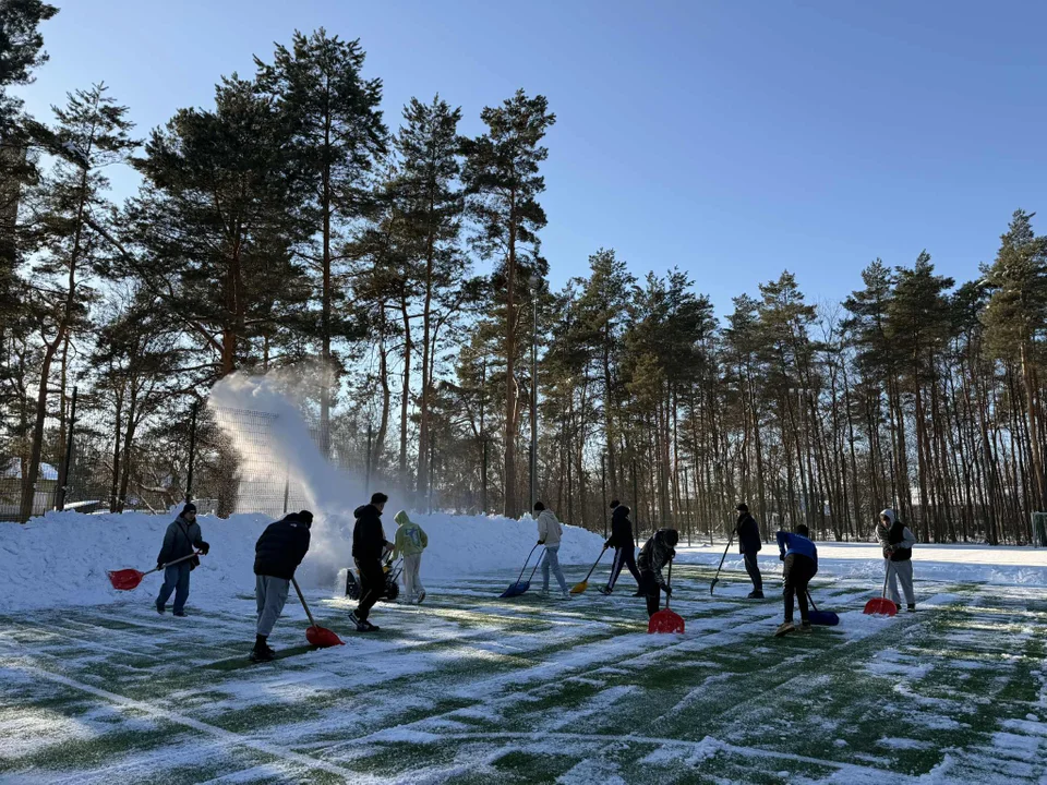 Piłkarze Sokoła Zwierzyniec sami zakasali rękawy (foto) - Zdjęcie główne