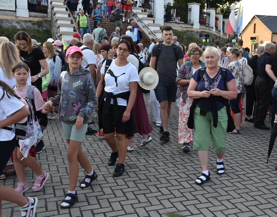 344 kilometrów wiary i nadziei. Pielgrzymi z Żelechowa wyruszyli na Jasną Górę z wyjątkowym symbolem [Galeria Cz. 1] - Zdjęcie główne