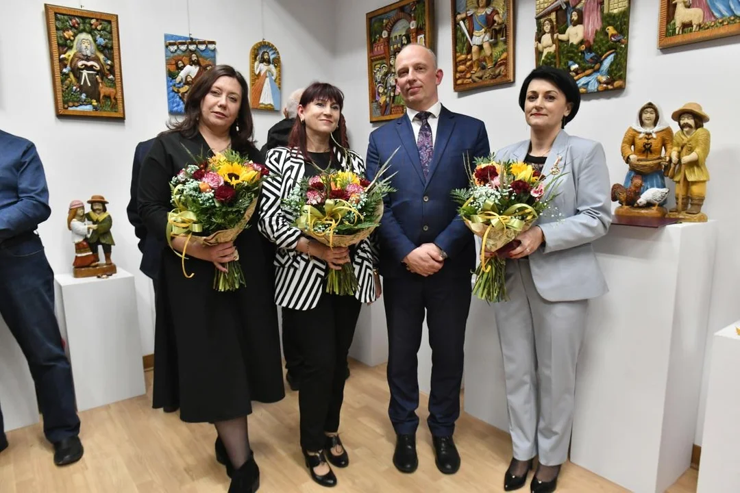 Agnieszka Szaniawska, Edyta Sak i Elżbieta Sadło z odznakami „Zasłużony dla Kultury Polskiej” - Zdjęcie główne