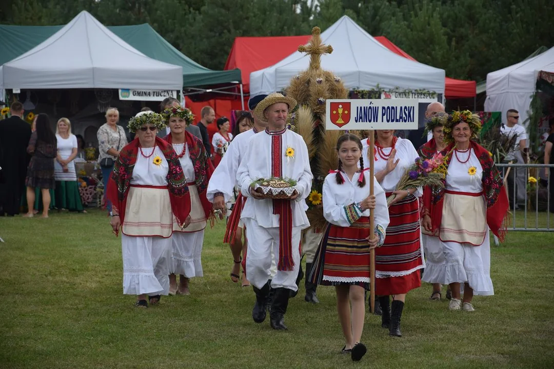 Dożynki Powiatowe w Drelowie 2023. Korowód i prezentacja wieńców