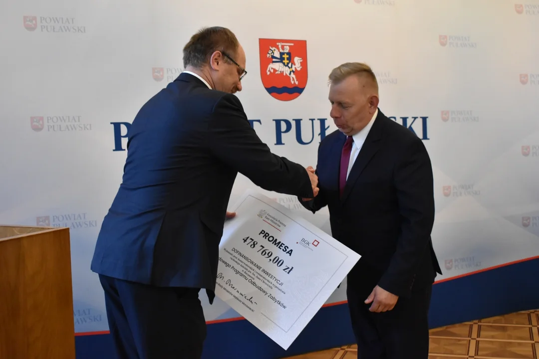 Wręczenie promes na renowację zabytków w powiecie puławskim