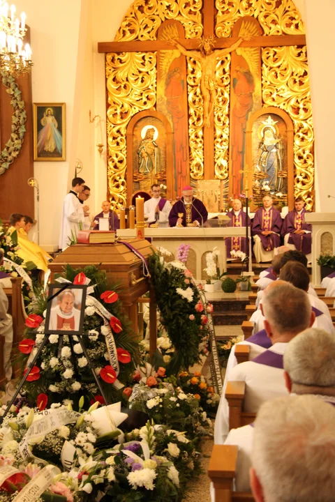 Pogrzeb Ks. Zbigniew Hackiewicz. Proboszcza parafii w Jedlance pożegnała setka duchownych