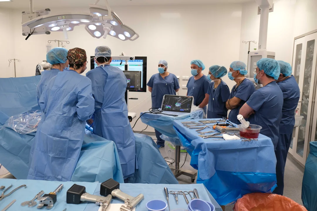 Zagraniczni chirurdzy na bloku operacyjnym w lubelskim szpitalu. Podglądali, jak operuje robot