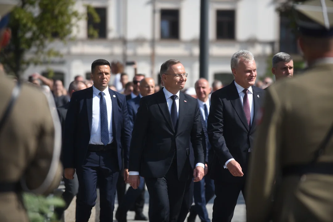 Wizyta prezydenta RP i Republiki Litewskiej. Andrzej Duda kwiaty składał dwie minuty [ZDJĘCIA] - Zdjęcie główne