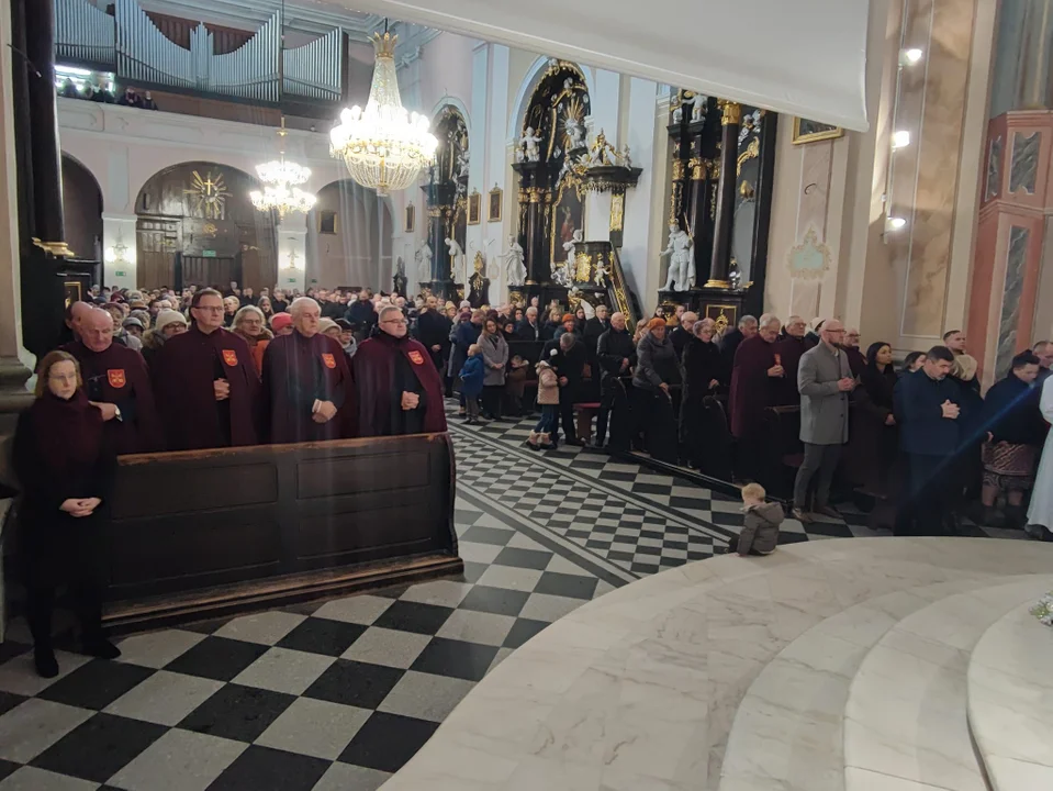 Biskup Grzegorz Suchodolski odwiedził Parafię Podwyższenia Krzyża Św. Ingres Biskupa z plebanii do kościoła i msza święta