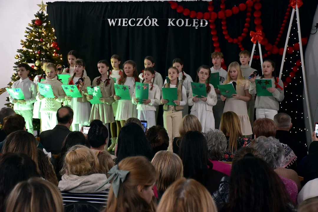 Wspólne kolędowanie w Krzywdzie. Sala wypełniona po brzegi - Zdjęcie główne
