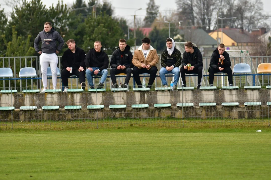 Kibice na meczu Lutnii z Absolwentem (zdjęcia) - Zdjęcie główne