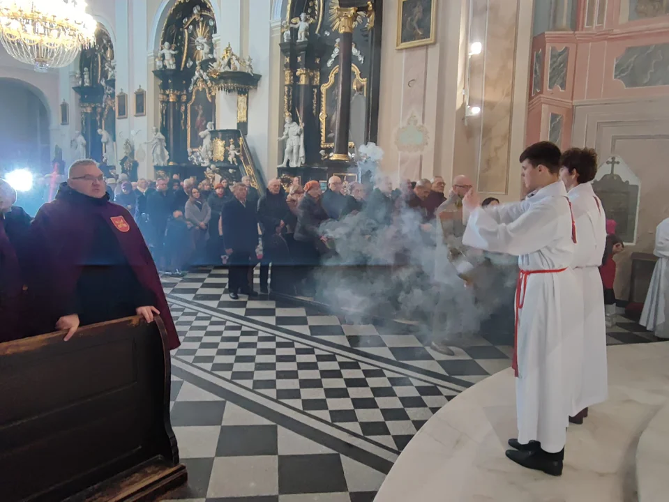 Biskup Grzegorz Suchodolski odwiedził Parafię Podwyższenia Krzyża Św. Ingres Biskupa z plebanii do kościoła i msza święta