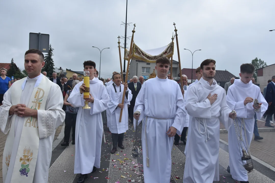 Tłumy na ulicach! Tak wyglądała procesja Bożego Ciała w parafii św. Jerzego (foto) - Zdjęcie główne