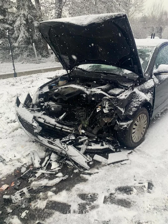 Ford zderzył się z dwoma autami, BMW wjechało w latarnię. Bialscy policjanci apelują o ostrożność