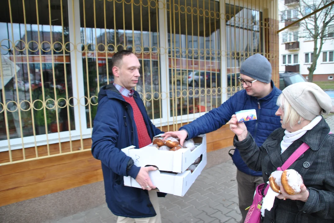 Radny Michał Kramek rozdawał dziś w Poniatowej pączki