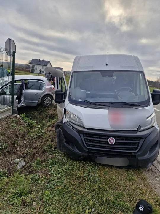 Powiat rycki: Bus nie ustąpił pierwszeństwa osobówce. 2 osoby w szpitalu